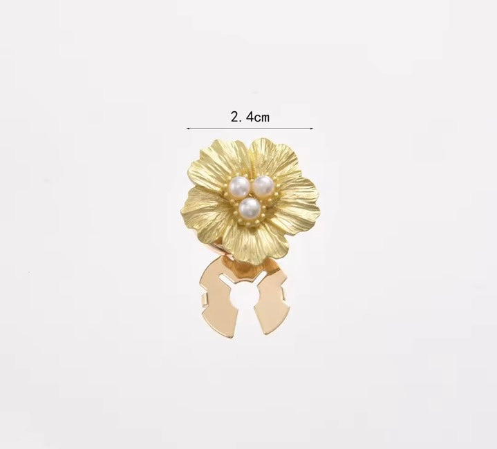 CLIP BUTTON GOLD FLOWER