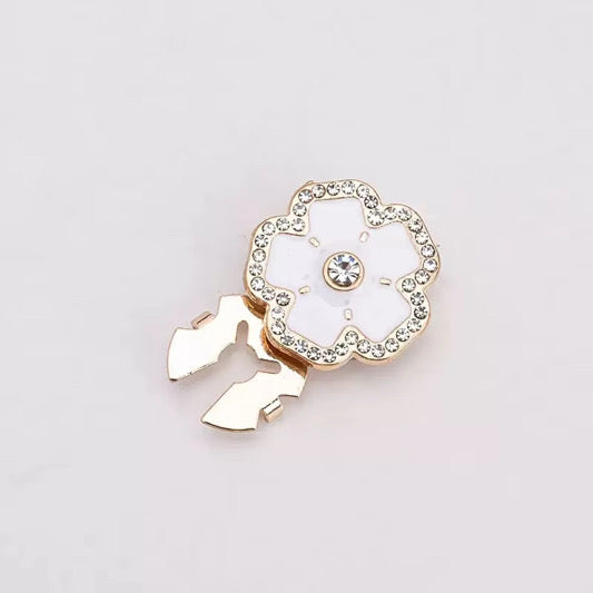 CLIP BUTTON WHITE FLOWER
